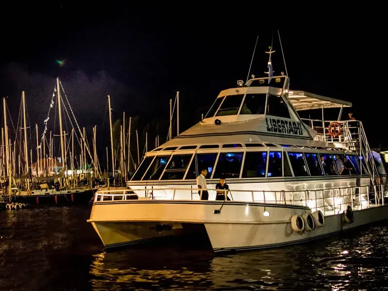Catamarán Libertad I, la embarcación usada para la Fiesta en Barco