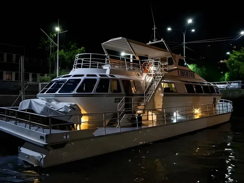 Fiesta en Barco, zarpando desde el Puerto de Olivos, Buenos Aires