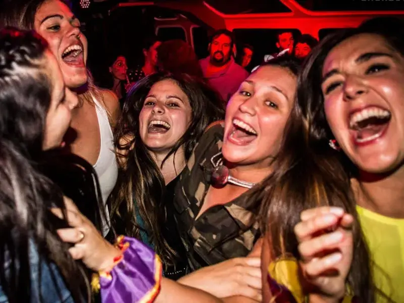 Festejando recibida universitaria en la Fiesta en Barco