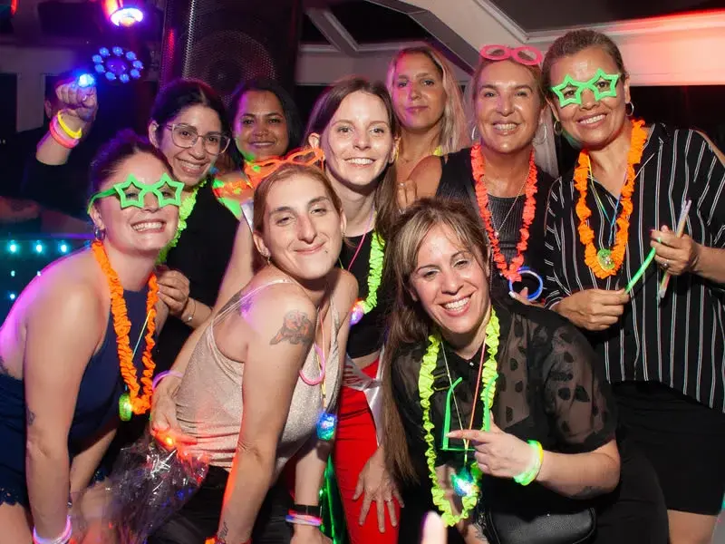 Carnaval carioca en la noche de fiesta en barco
