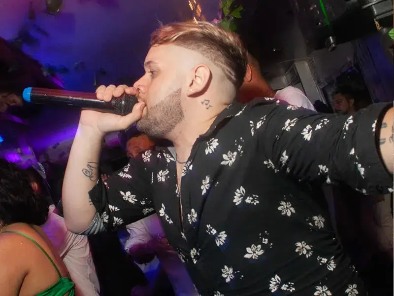 Cena show con una banda en vivo en el barco de Olivos