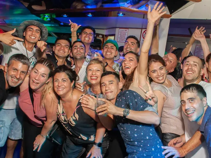 Fiesta de cumbia retro abordo de un barco