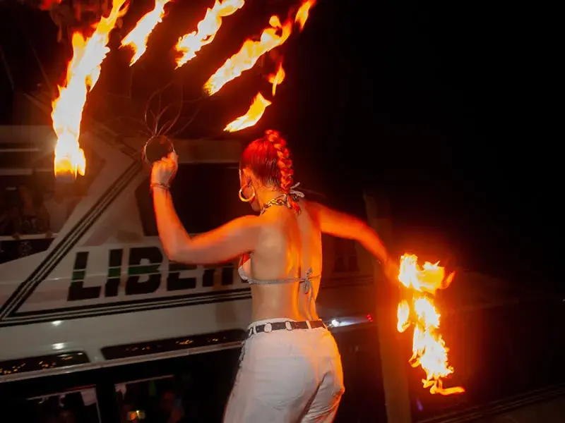 La previa con show en vivo, con fuego