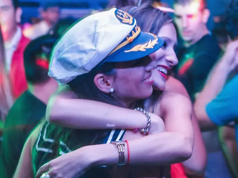 Ir a bailar con amigas y conocer gente en la Fiesta en Barco