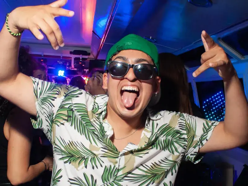 Fiesta en Barco de Olivos