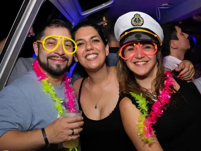 Fiesta de Neón en un barco