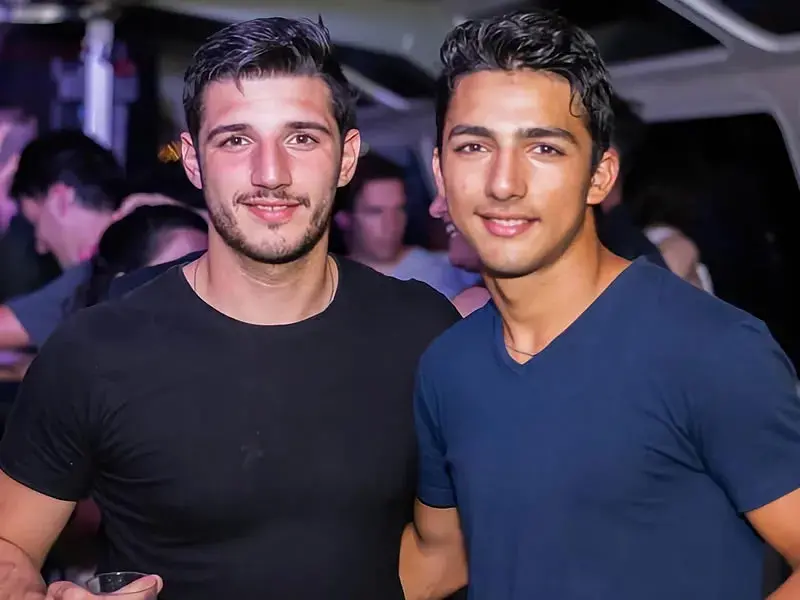 Chicos que van de fiesta al barco de Olivos