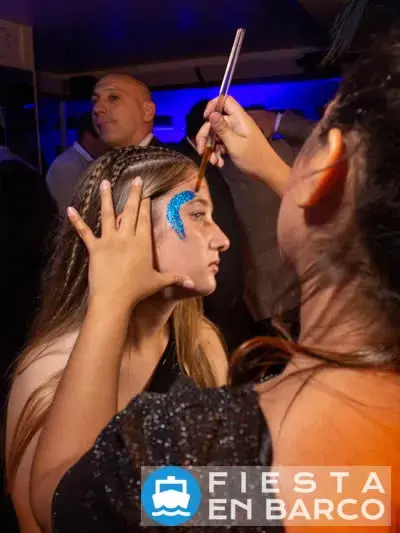 Stand de Glitter Servicios para tu cumple de 15 en una fiesta en Barco