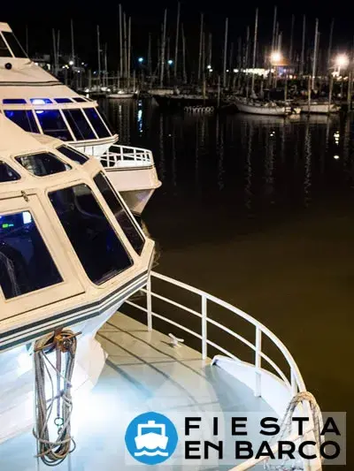Fiesta en Barco De Pary Retro con cena show y disco