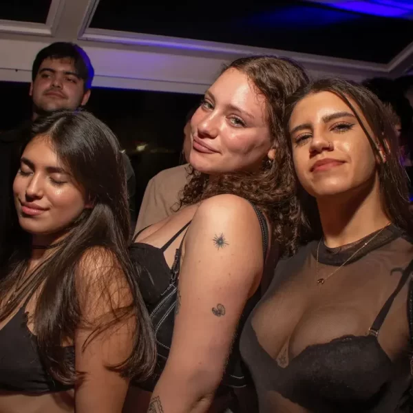 Cómo es la Fiesta en Barco De Pary 100% Cumbia