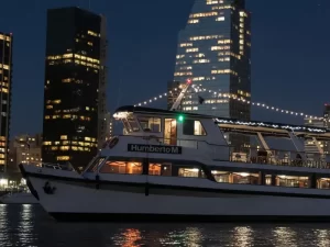 Catamarán Humberto M navegando por Puerto Madero de fiesta