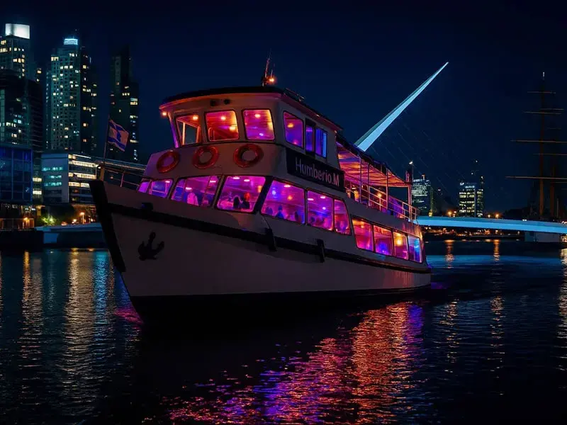 Navegar y cenar en Puerto Madero en el Catamarán Humberto M