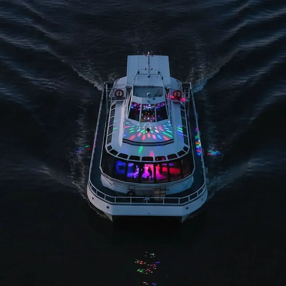 Noche en catamarán, bailando en la Fiesta de disfraces en el Barco de Olivos